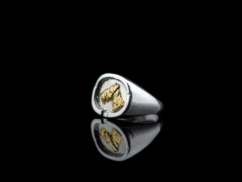 FRIDA | Silver ring with a dog head embossed in Gold FRIDA | Silver ring with a dog head embossed in Gold