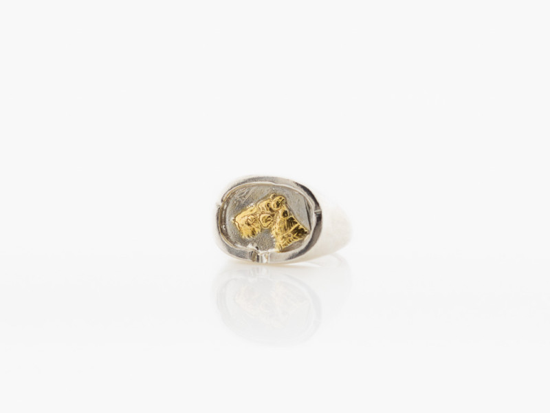 FRIDA | Silver ring with a dog head embossed in Gold FRIDA | Silver ring with a dog head embossed in Gold