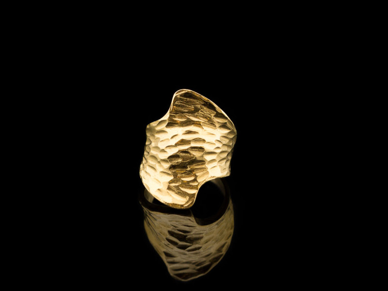 NATÜRLICHE ELEGANZ | Vergoldeter 925 Silber-Ring mit gehämmerter Oberfläche NATÜRLICHE ELEGANZ | Vergoldeter 925 Silber-Ring mit gehämmerter Oberfläche