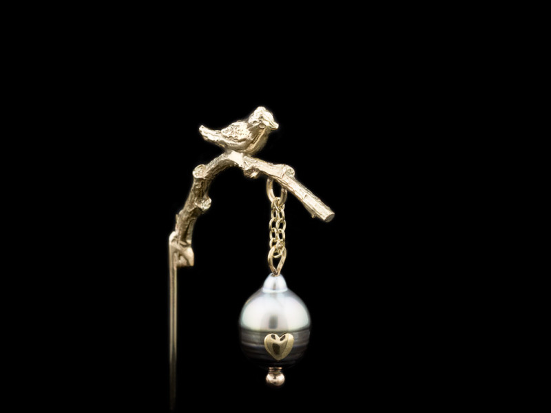 BIRD ON A TWIG | Gold lapel pin with Tahitian Pearl BIRD ON A TWIG | Gold lapel pin with Tahitian Pearl
