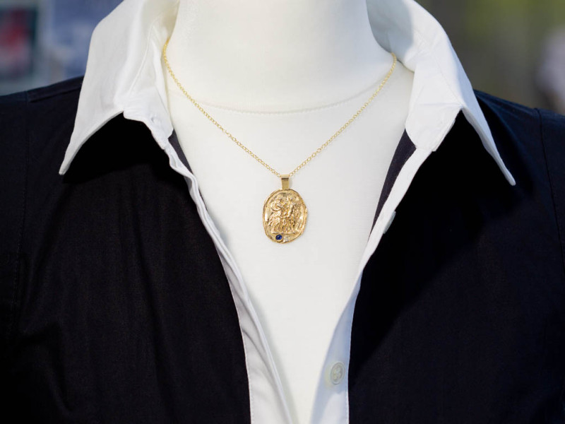 THE GRAND TOUR | Gold Intaglio necklace with Sapphire THE GRAND TOUR | Gold Intaglio necklace with Sapphire