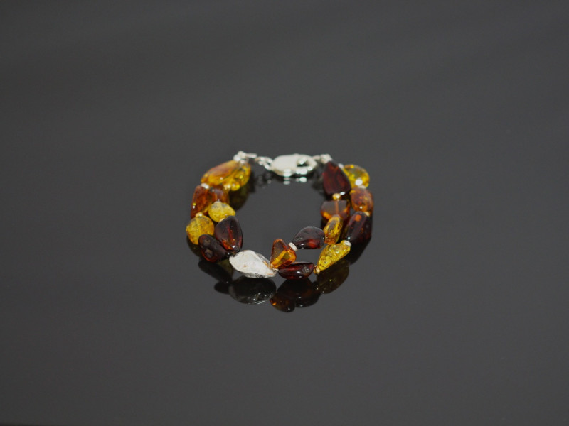 DER BERNSTEIN | Ein Armband mit einem 925er Silberklumpen (verkauft)