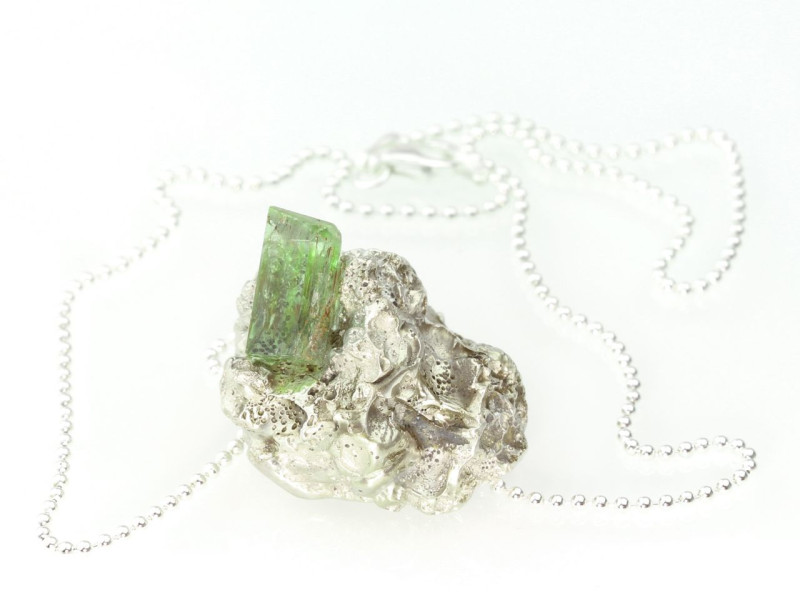 Silberkette mit silbernem Anhänger mit großem Aquamarin in Kristallmatrix
