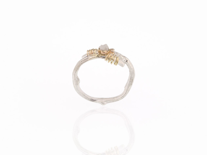 DIAMANTRING MIT GOLDNEST AUF SILBERZWEIG (ausverkauft)