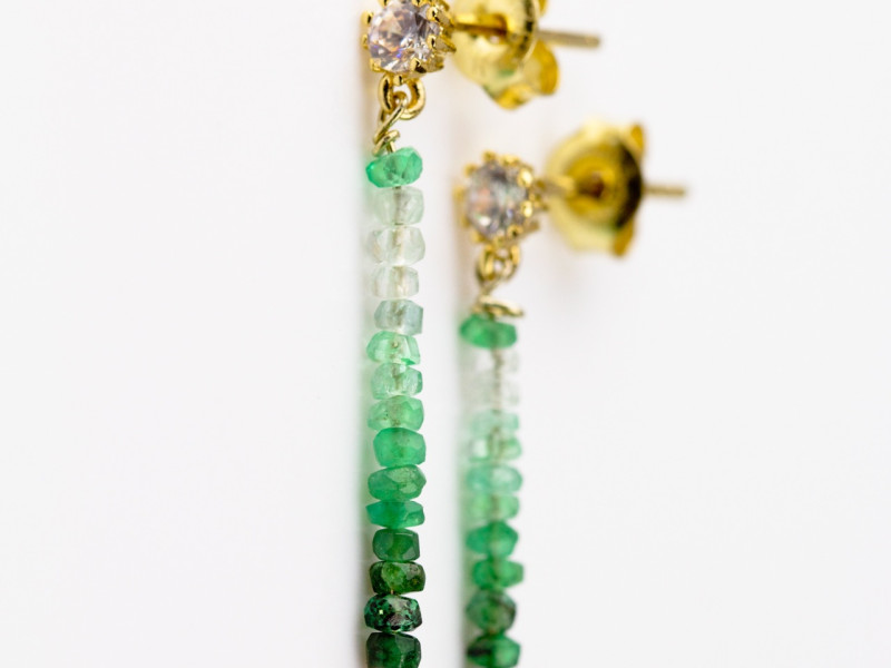 Niagara Falls Gold earrings with shaded Columbian Emeralds and a faceted Zirkon(Ausverkauft)