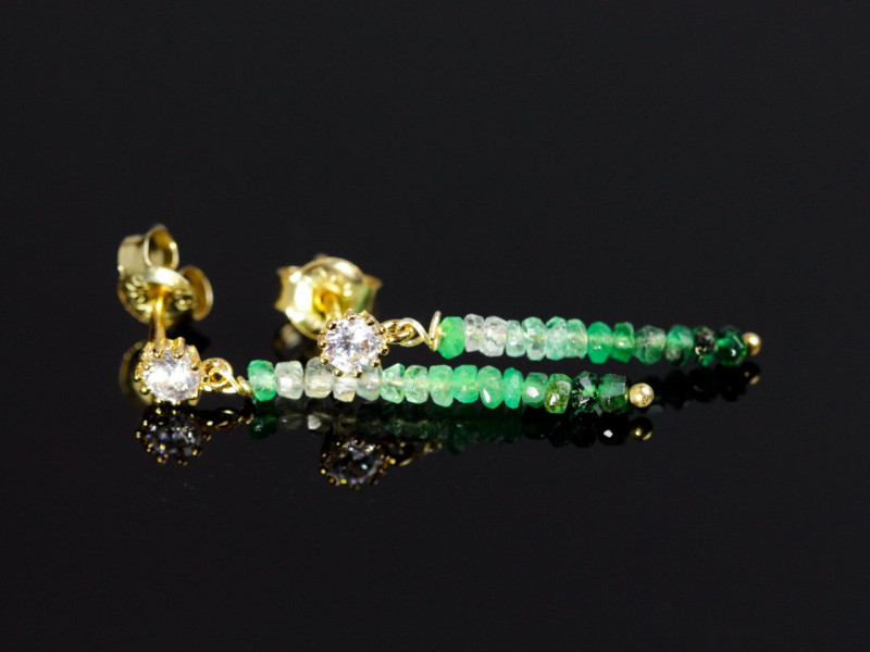 Niagara Falls Gold earrings with shaded Columbian Emeralds and a faceted Zirkon(Ausverkauft)