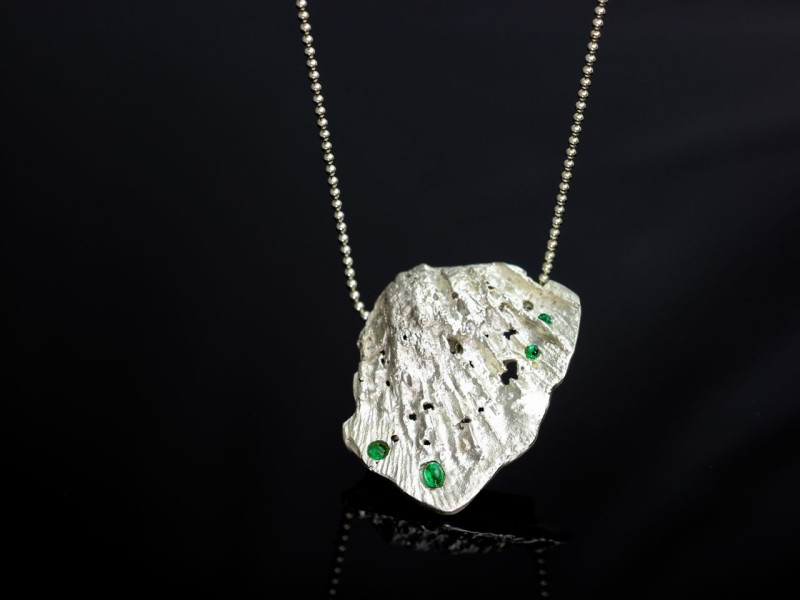 Amorph Sea Shell necklace in Sterling Silver with 4 Emeralds (Ausverkauft)
