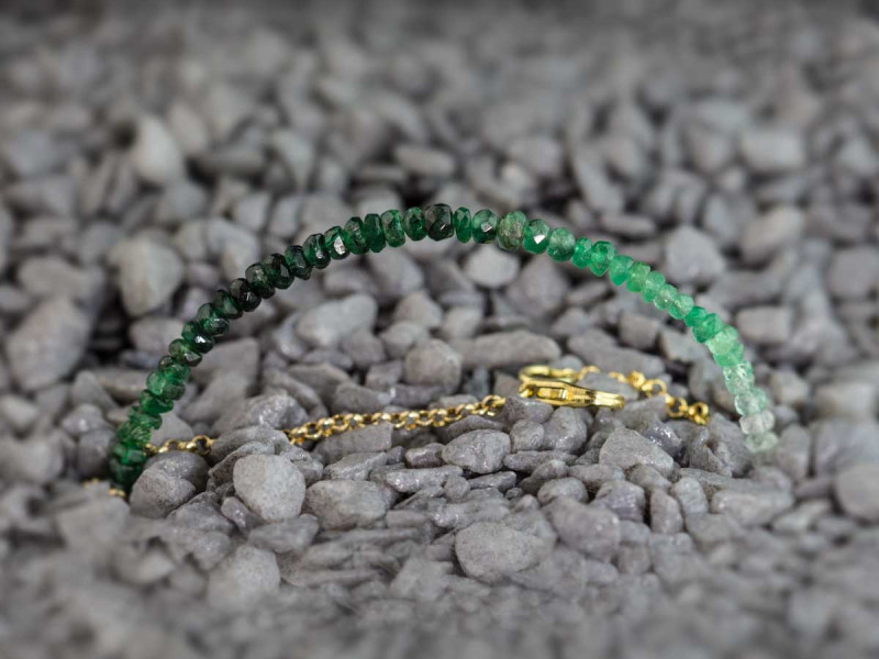 Grün Schattiertes Smaragd-Armband mit Goldkettchen (ausverkauft)