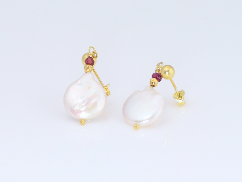 Cultured AA white Pearls and Garnet with gold vermeil (ausverkauft)