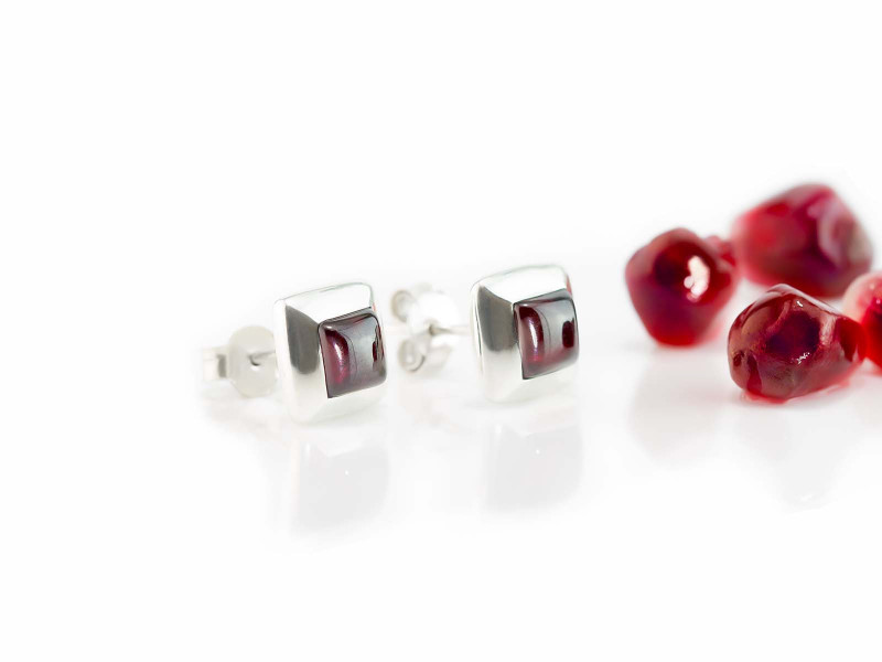 Ohrstecker mit glänzenden quadratischen Granatcabochons in 925er Silber (ausverkauft)