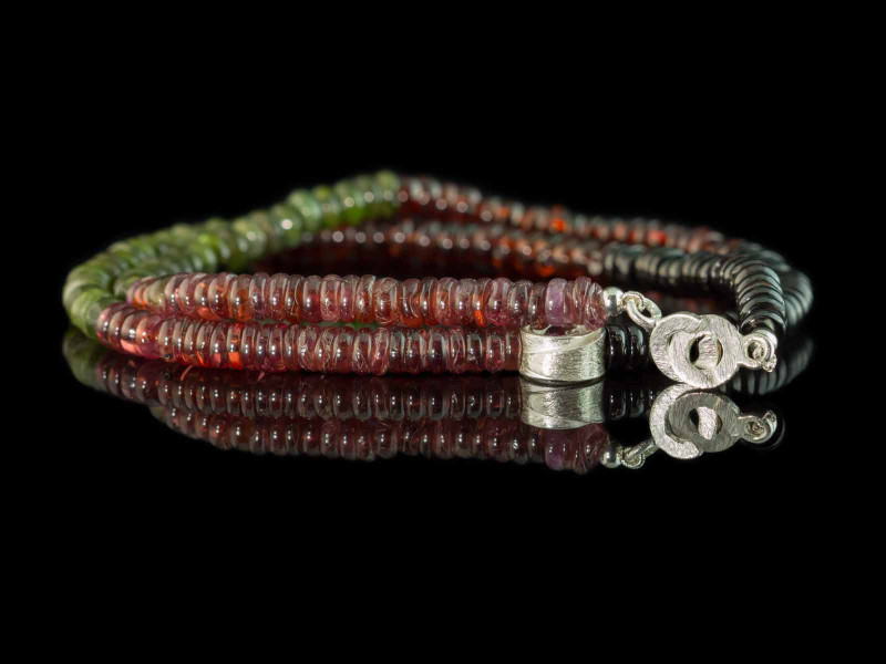 Drei Farben des Granat | Halskette rot grün schwarz mit Spiralornament (Ausverkauft)