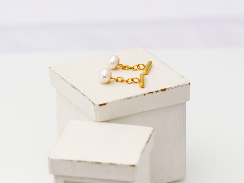 Goldene Manschettenknöpfe mit kleiner Kette (ausverkauft)