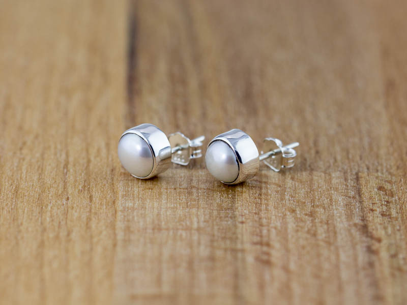 UMSCHLOSSENE PERLEN | Ohrstecker aus 925er Silber (verkauft)