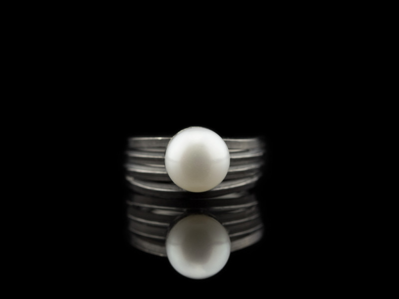 WEISS AUF SCHWARZ | Perlenring aus Schwarzrhodium und Silber (Ausverkauft)