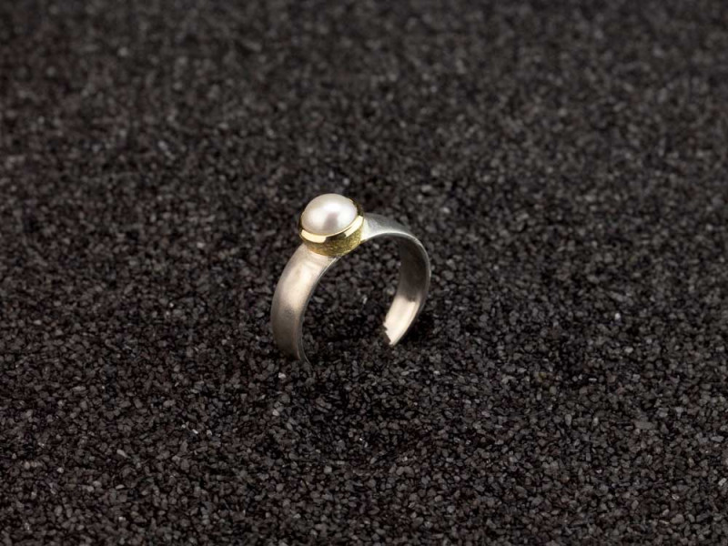 PERLE IN SILBER UND GOLD | Ring mit mattierter Oberfläche (verkauft)