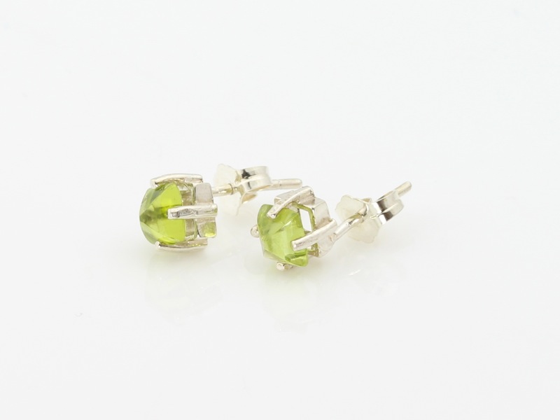 Peridot Pyramids Sterling Silver ear studs (verkauft)