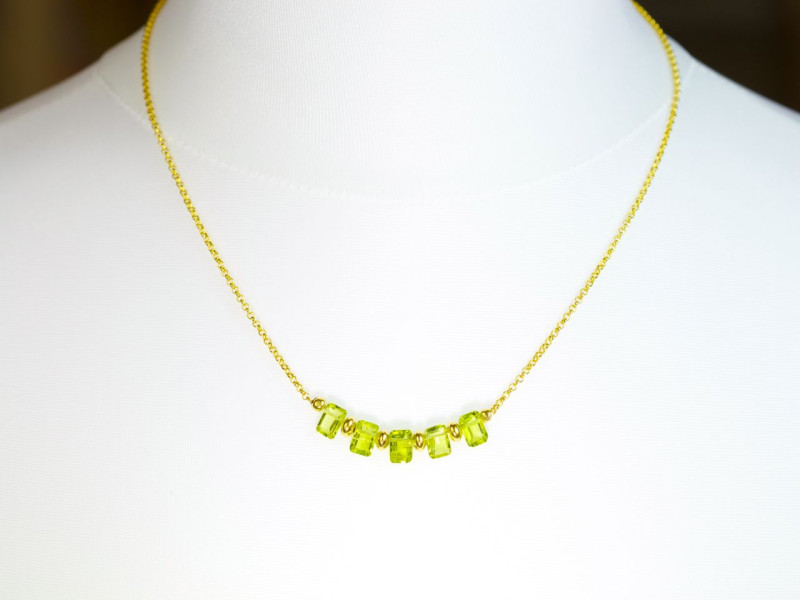 5 Peridots in einer Reihe | 24 karat vergoldete Halskette mit Goldperlen und -Applikationen und Peridots im 'Smaragd-Schliff' (ausverkauft)