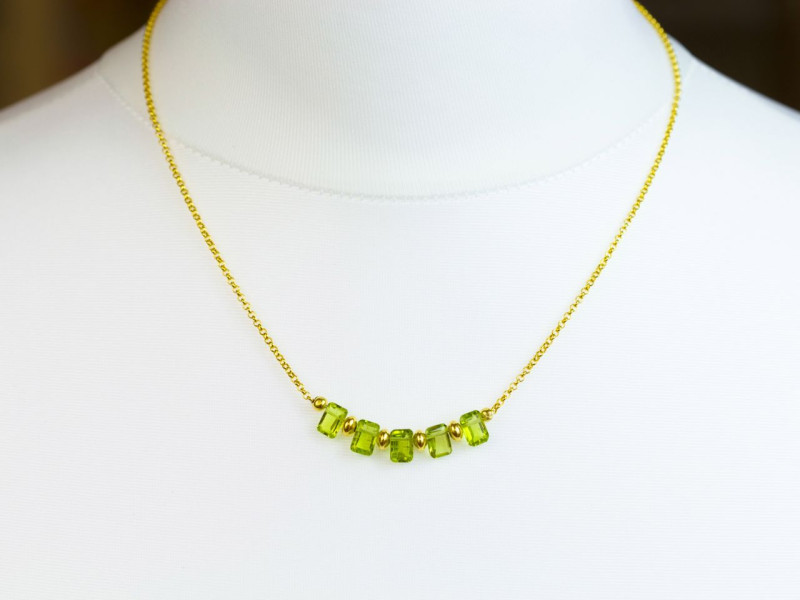 5 Peridots in einer Reihe | 24 karat vergoldete Halskette mit Goldperlen und -Applikationen und Peridots im 'Smaragd-Schliff' (ausverkauft)
