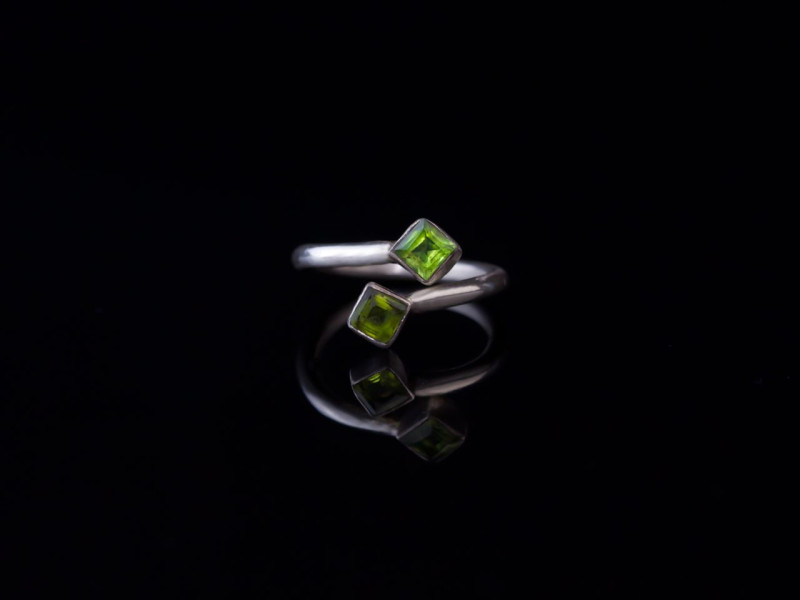 Zwei im Quadrat | Peridot Ring aus Silber (verkauft)