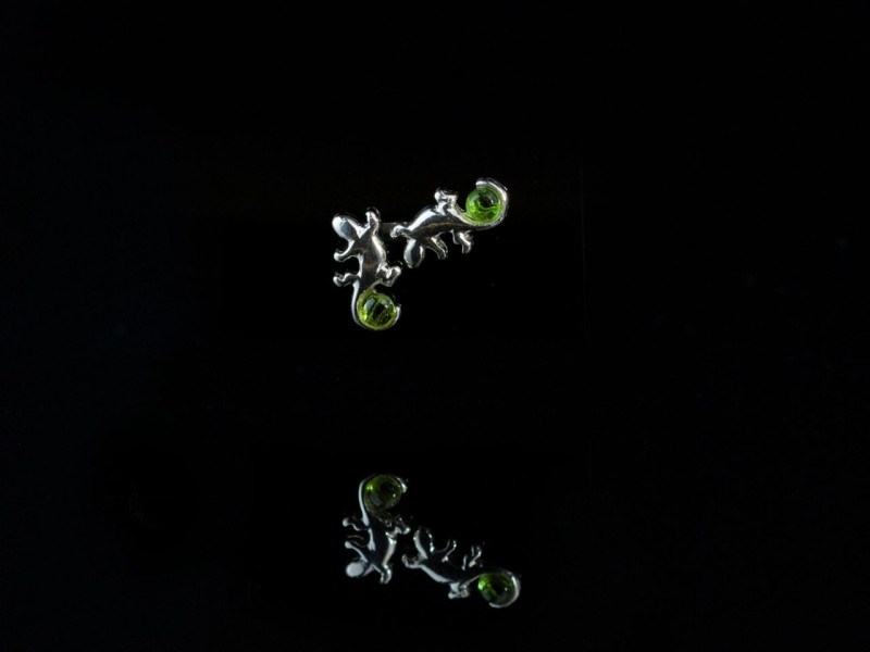 Eidechse trägt grüne Kugel | Peridot Ohrstecker aus 925er Silber (Ausverkauft)