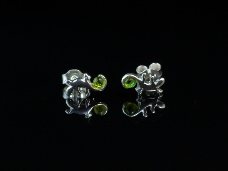 Eidechse trägt grüne Kugel | Peridot Ohrstecker aus 925er Silber (Ausverkauft)