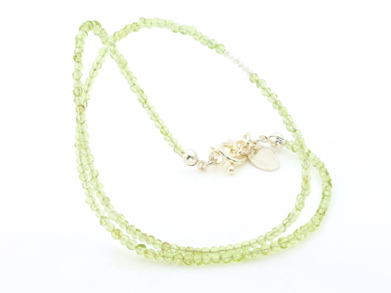 Peridot necklace with tiny freshwater pearls (ausverkauft)