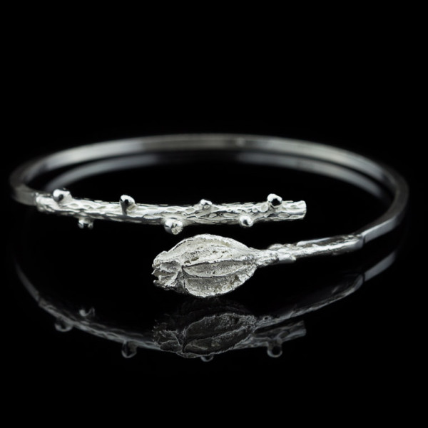 Bangle with seedpod in silver