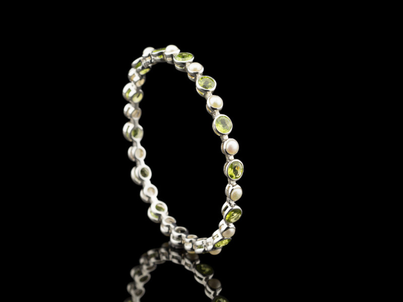 PERIDOTS UND PERLEN | Armreif in weißgoldplatiertem 925er Silber (verkauft)
