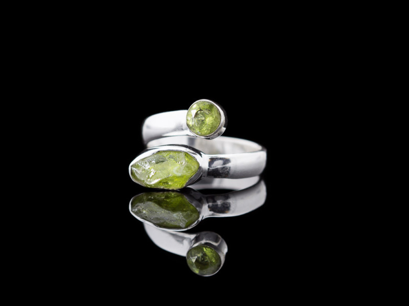 DOPPELTER PERIDOT | Ring aus 925er Silber mit offener Architektur (verkauft)