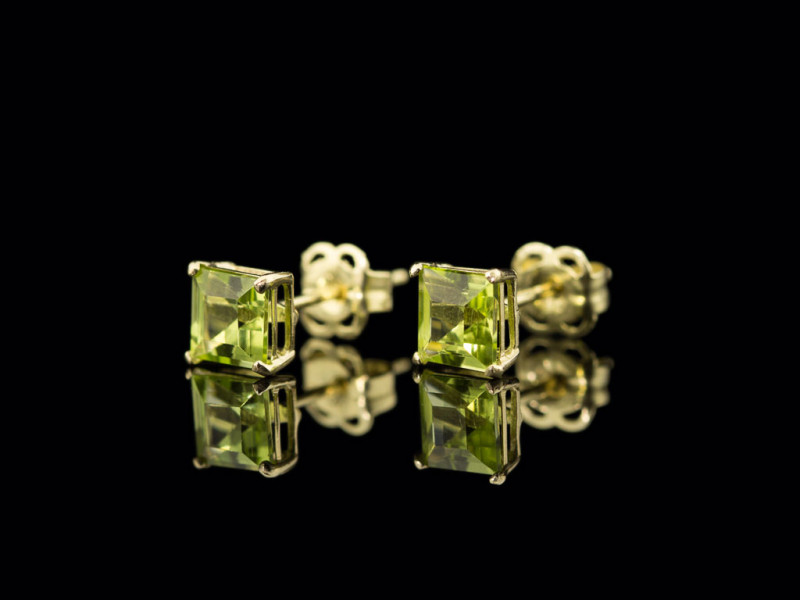 PRINCESS PERIDOT | 9ct Gold ear studs PRINCESS PERIDOT | 9ct Gold ear studs