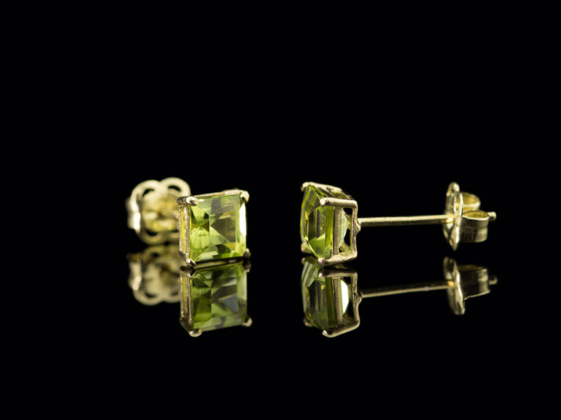 PRINCESS PERIDOT | 9ct Gold ear studs PRINCESS PERIDOT | 9ct Gold ear studs