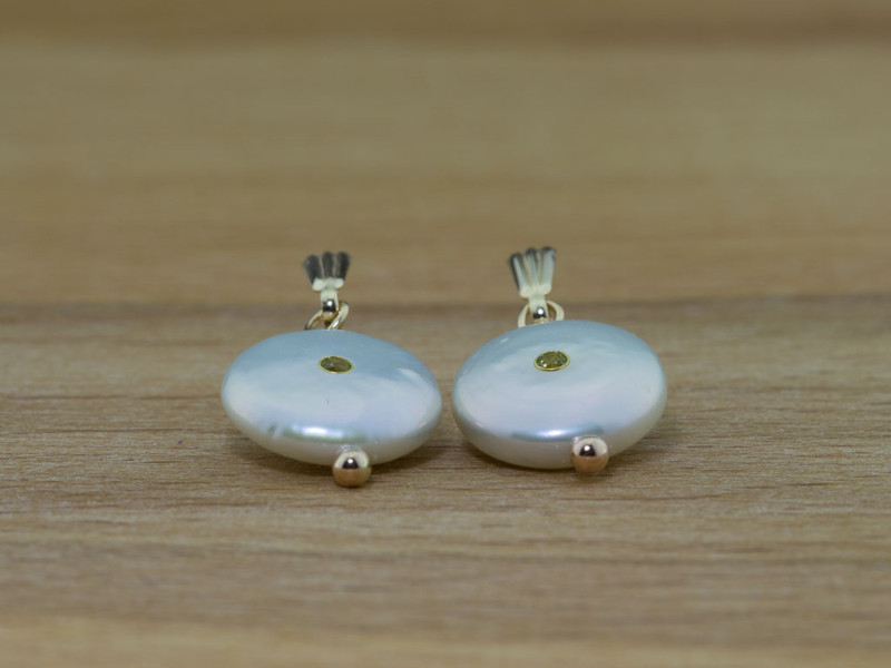 MÜNZENPERLEN MIT JE ZWEI PERIDOTS | Ohrringe aus 18 und 9 Karat Gold (Ausverkauft)