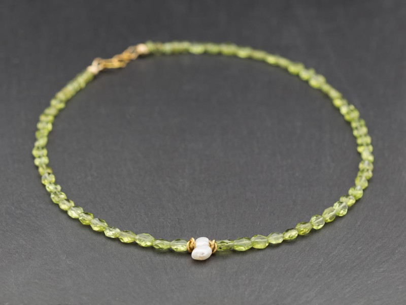 PERIDOTS MIT BIWAPERLE | Halskette mit Golddetails (verkauft)