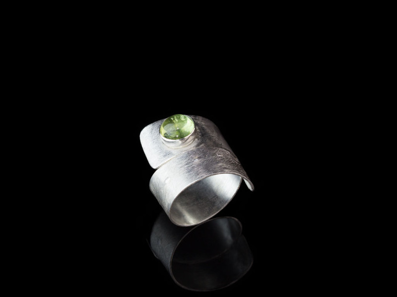 WICKELRING MIT PERIDOT | gebürstetes 925er Silber | anpassbar (verkauft)