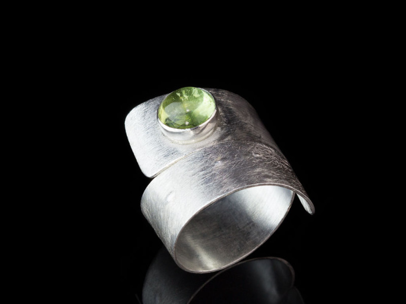 WICKELRING MIT PERIDOT | gebürstetes 925er Silber | anpassbar (verkauft)
