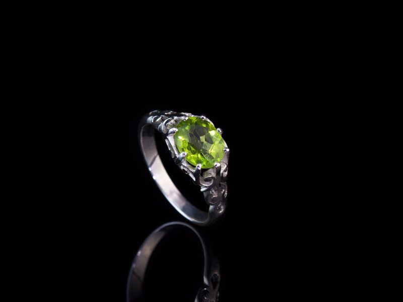 PERIDOT FILIGREE | 925er Silberring mit einem facettierten Peridot