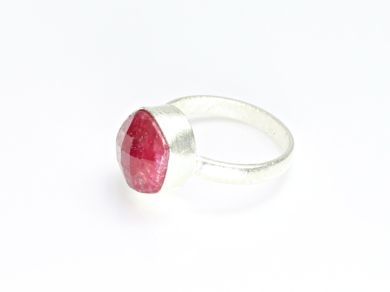 Ruby faceted Sterling Silver Ring with matte brushed finish (Ausverkauft)
