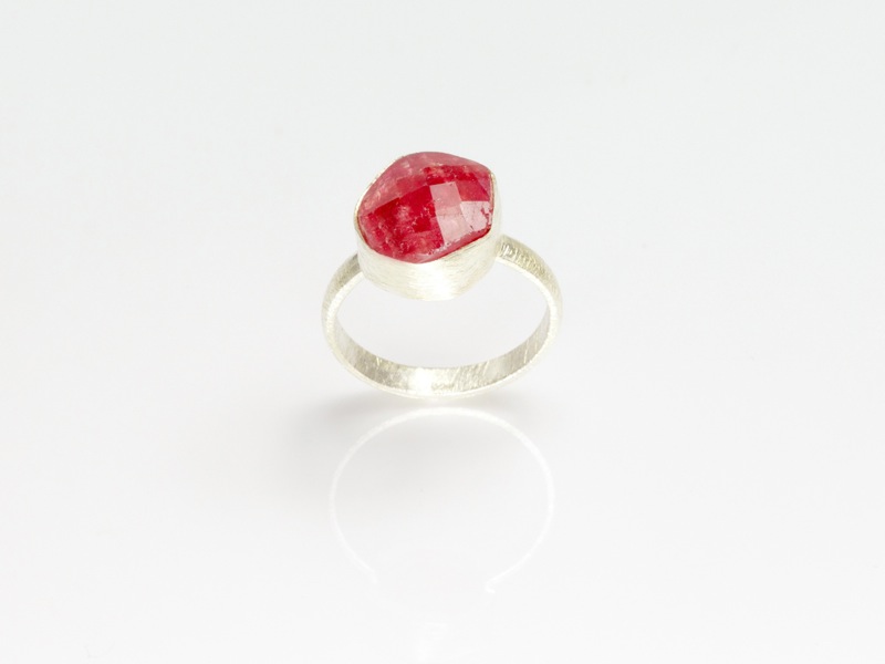 Ruby faceted Sterling Silver Ring with matte brushed finish (Ausverkauft)