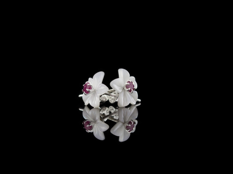 BLUMEN MIT RUBIN | Ohrstecker aus 925er Silber und Perlmutt (verkauft)