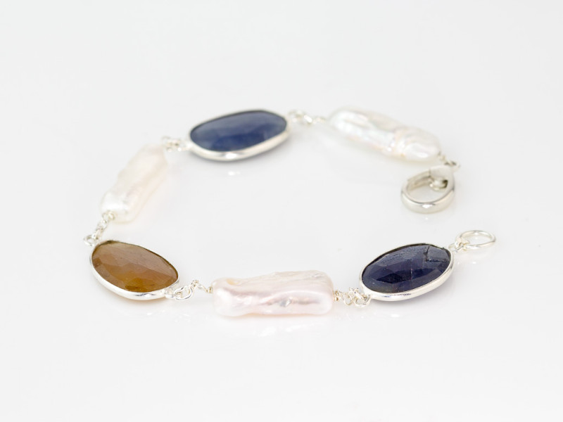 FARBIGE SAPHIRE & BIWAPERLEN | Armband aus 925er Silber (verkauft)