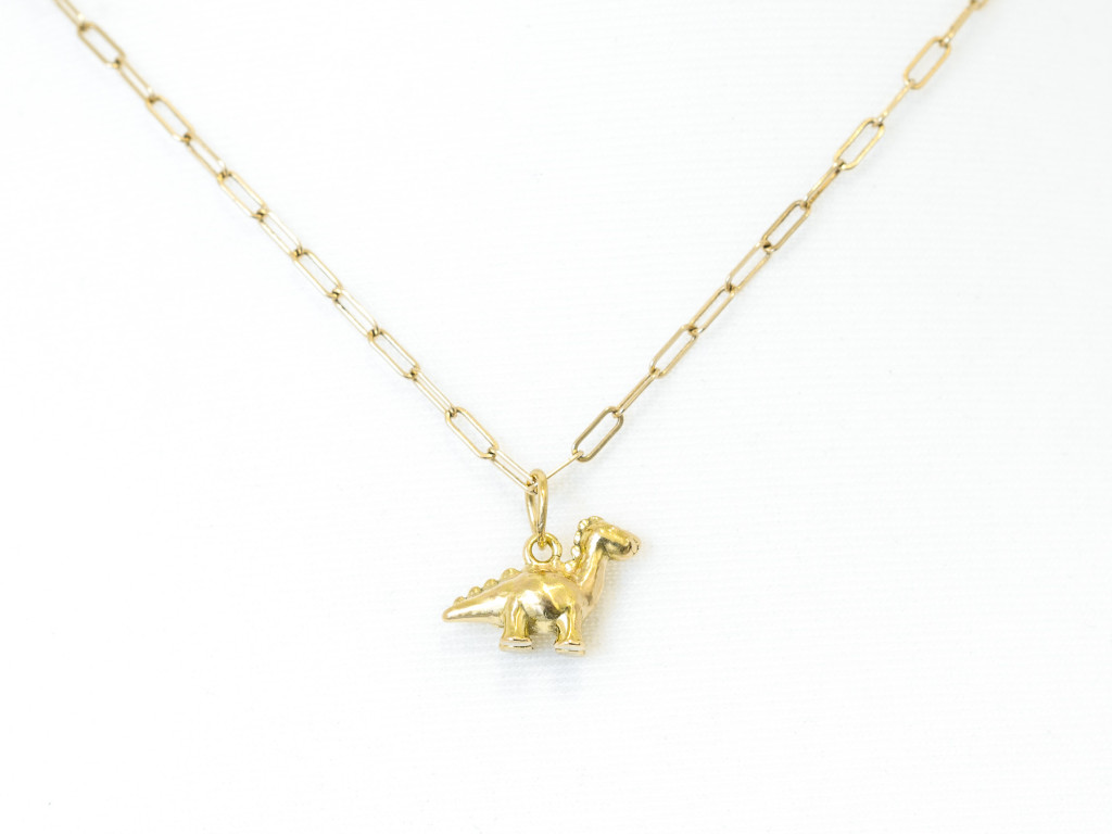 Baby Brachiosaurus Anhänger aus 750er Gelbgold handgefertigter Dinosaurier Charm