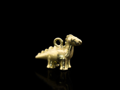 Baby Brachiosaurus Anhänger aus 750er Gelbgold handgefertigter Dinosaurier Charm