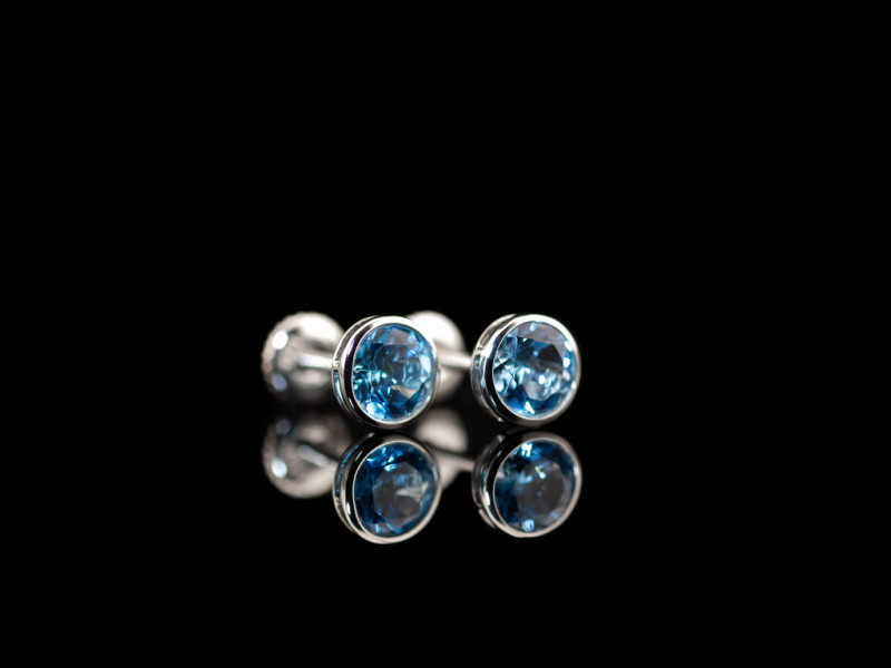 TROPICAL BLUE | White Gold stud earrings with Blue Topaz TROPICAL BLUE | White Gold stud earrings with Blue Topaz