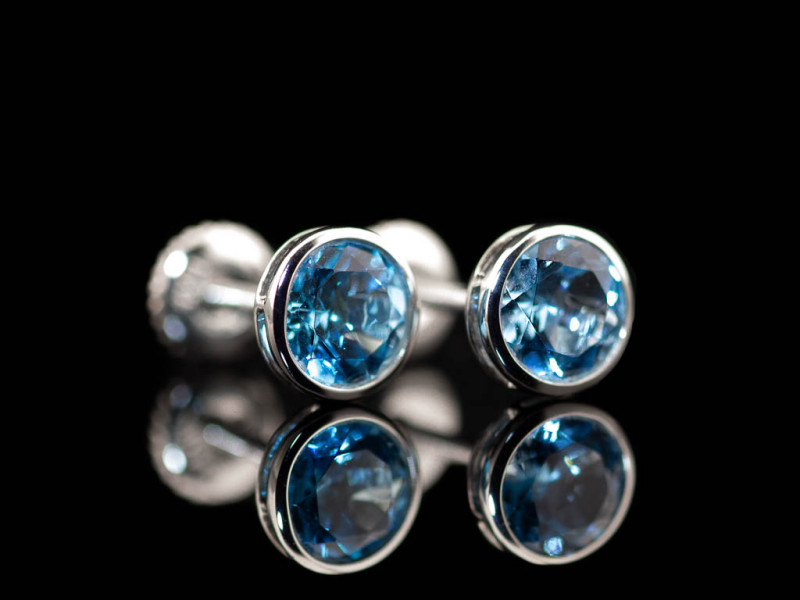 TROPICAL BLUE | White Gold stud earrings with Blue Topaz TROPICAL BLUE | White Gold stud earrings with Blue Topaz