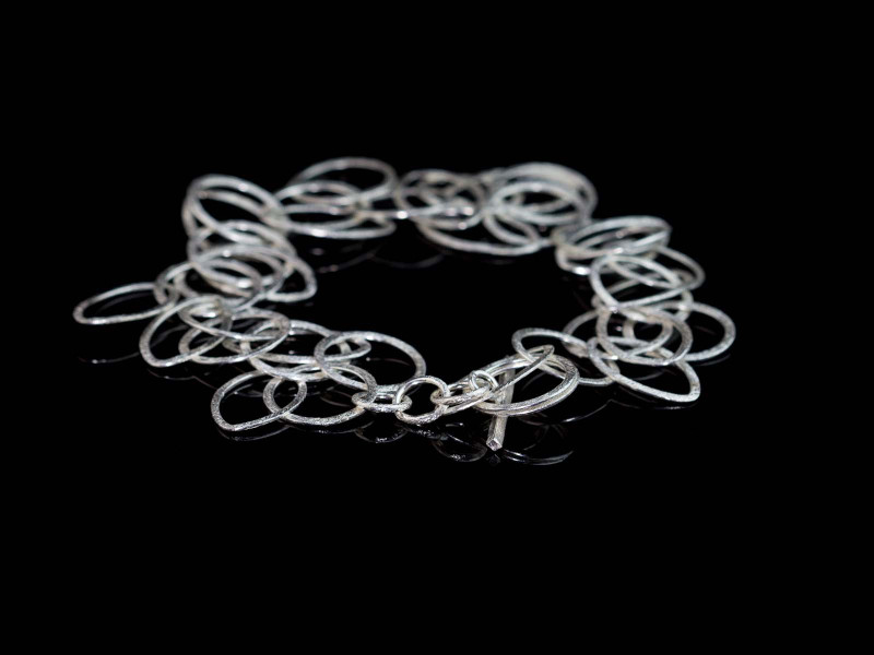 Silberkreise | Armband aus handgefertigten, wolkenförmigen Ringen mit gebürsteter Struktur (verkauft)